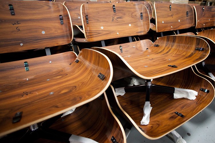 Assentos e encostos de madeiras moldada com seus pares perfeitos