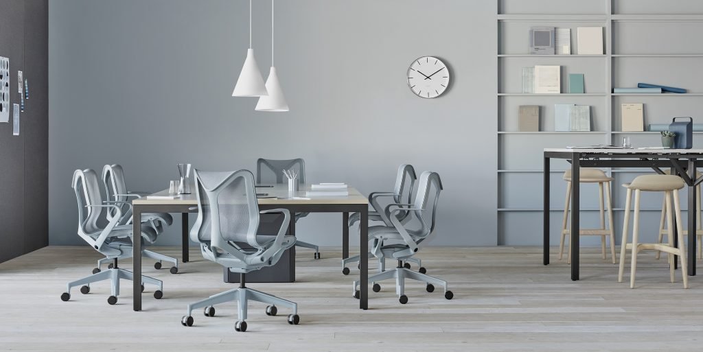 cadeiras Cosm no escritório cinza da Herman Miller