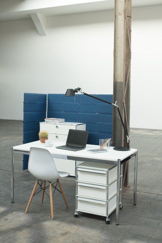 A disposição de mesas nos escritórios do futuro deverá ser mais isolada com painel de isolamento