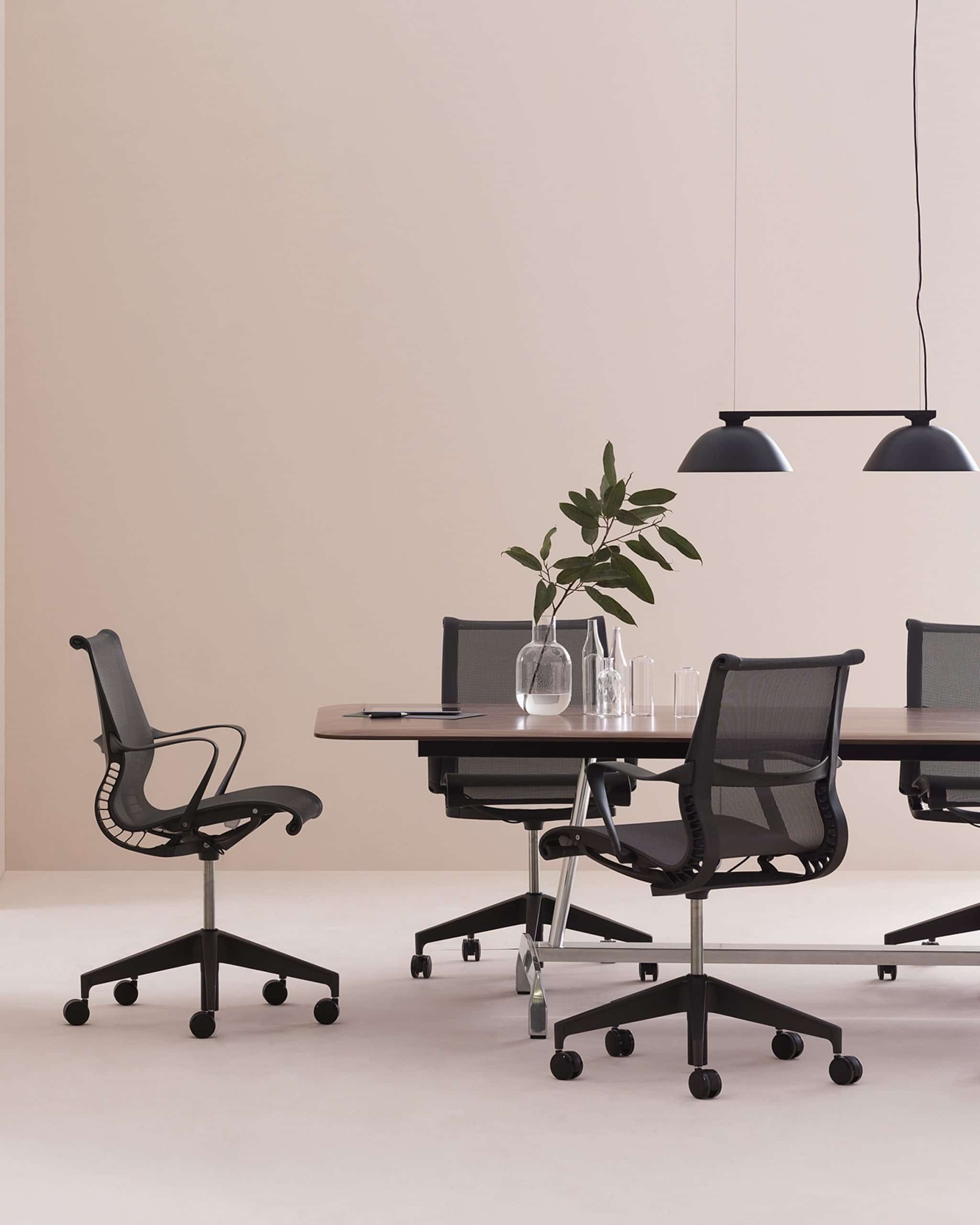 sala de reunião dos escritórios do futuro com Setu Chair