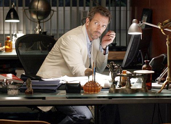 cadeira Aeron em cena do Dr. House