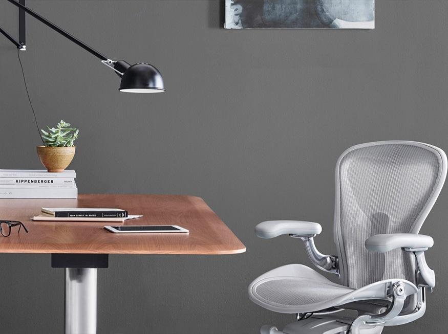 Aeron Chair e uma mesa