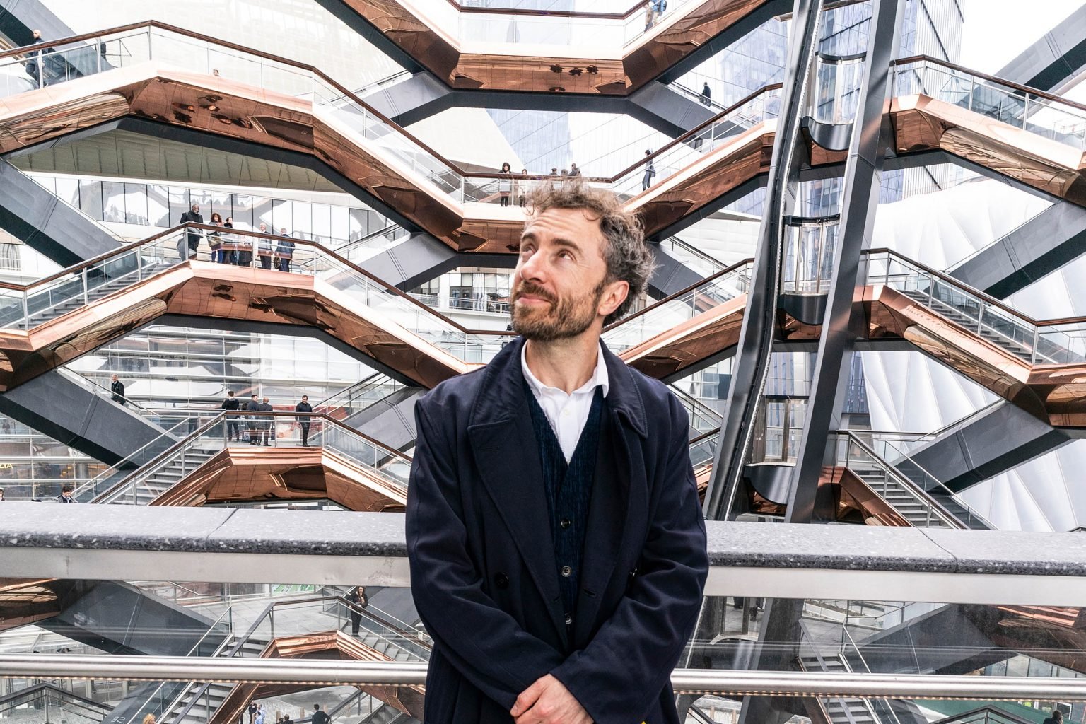 thomas heatherwick: homem em pé