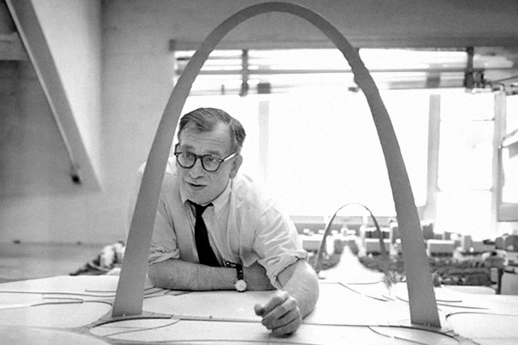 Eero Saarinen com o projeto do Gateway Arch