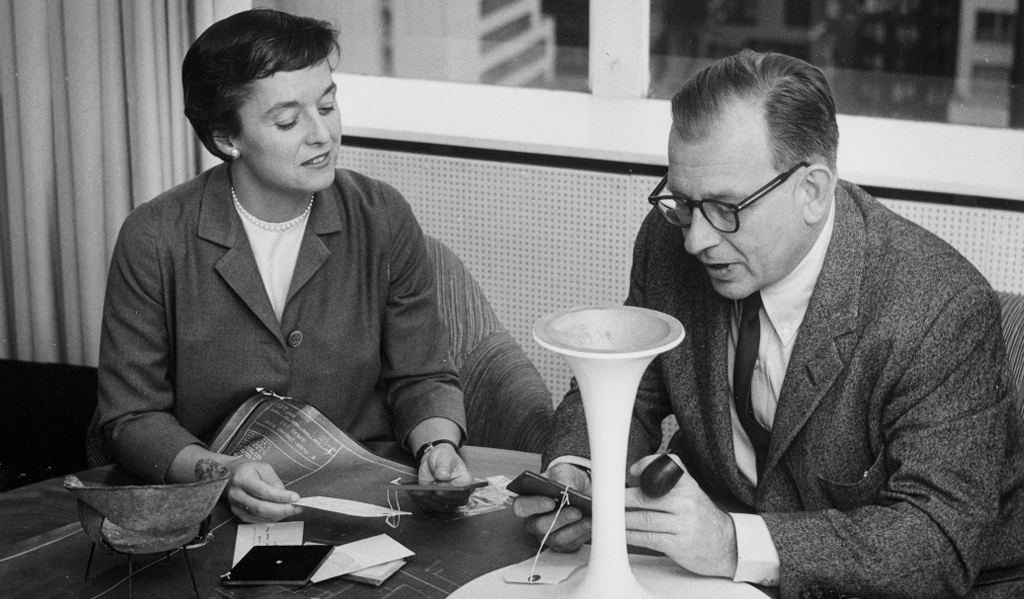 Florence Knoll e Eero Saarinen com protótipos da Pedestal Collection para a Knoll.